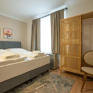 a-2-bedroom-apartment-with-a-king-size-bed-and-a.vienna-besthotels.com/